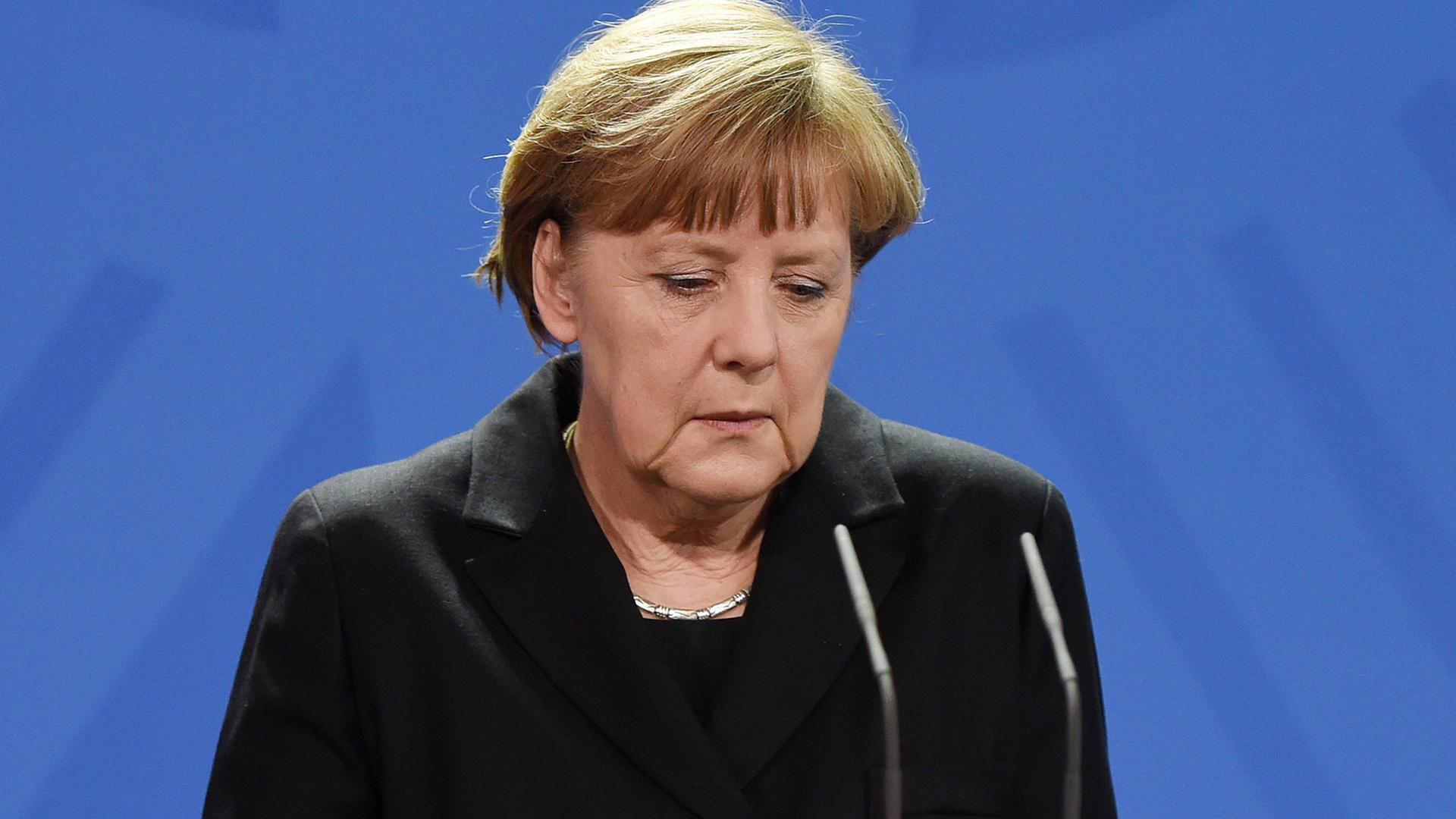 Bundeskanzlerin Angela Merkel (CDU) kommt am 26.03.2015 im Bundeskanzleramt in Berlin zu einer Pressekonferenz, um über die neuen Erkenntnisse zum Absturz der Germanwings-Maschine in Südfrankreich zu berichten.