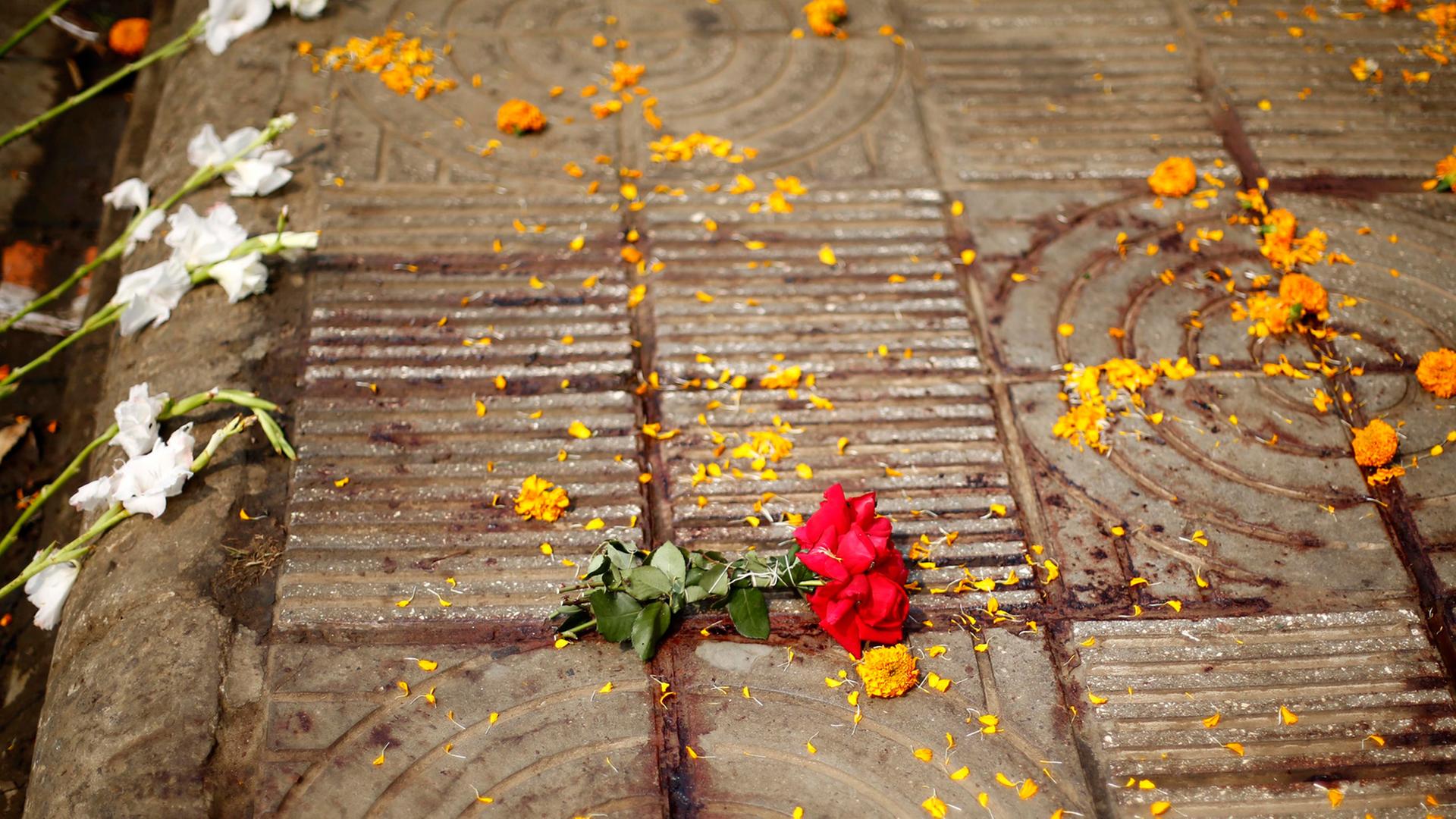 Blumen liegen als Zeichen der Trauer auf einer Straße in der Nähe des Hauses des ermordeten Bloggers Avijit Roy in Dhaka.