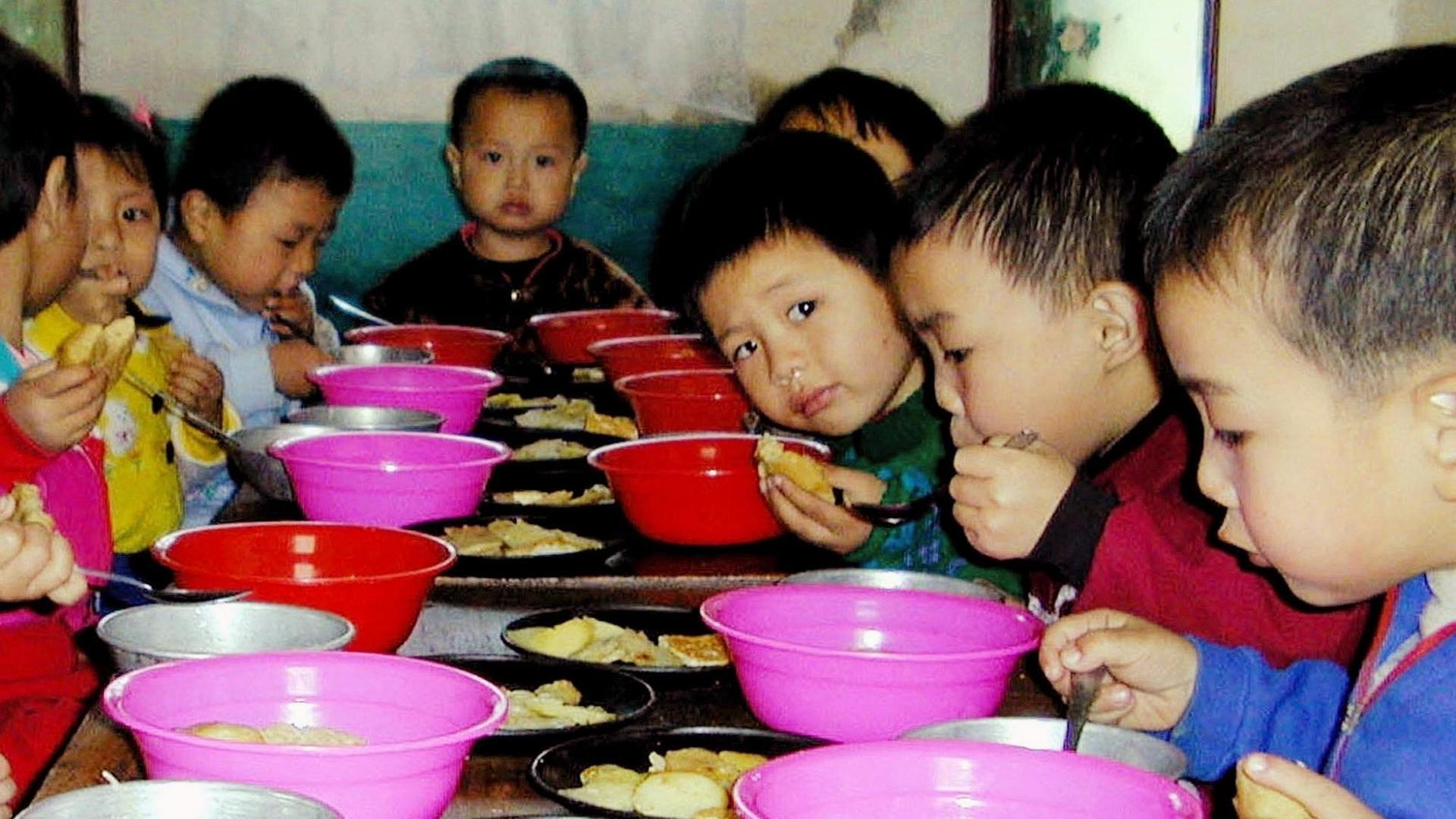 Nordkoreanische Schulkinder nehmen in einer Kindertagesstätte ihr Mittagessen ein