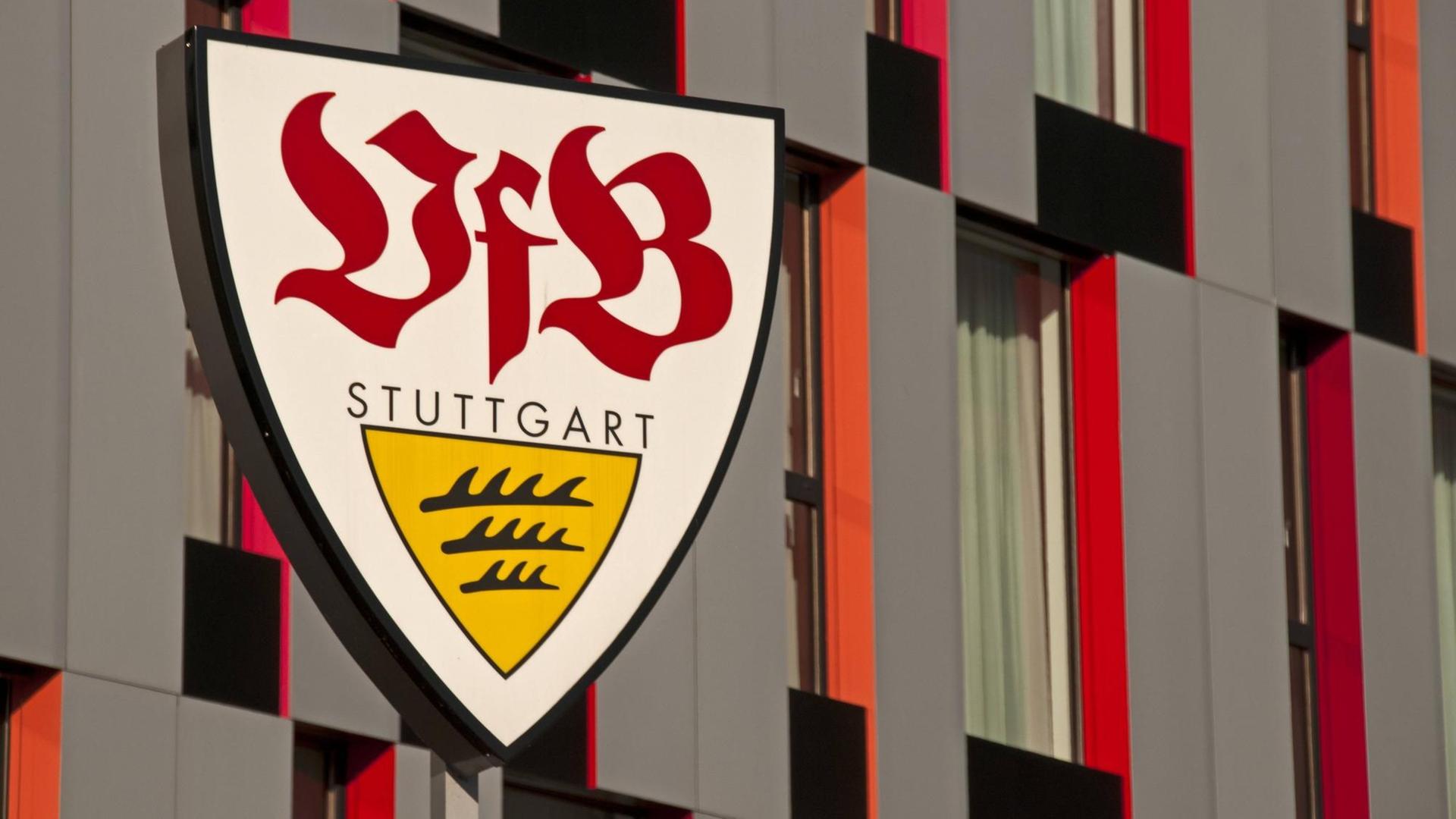 Logo des VfB Stuttgart am Fan-Center in Stuttgart