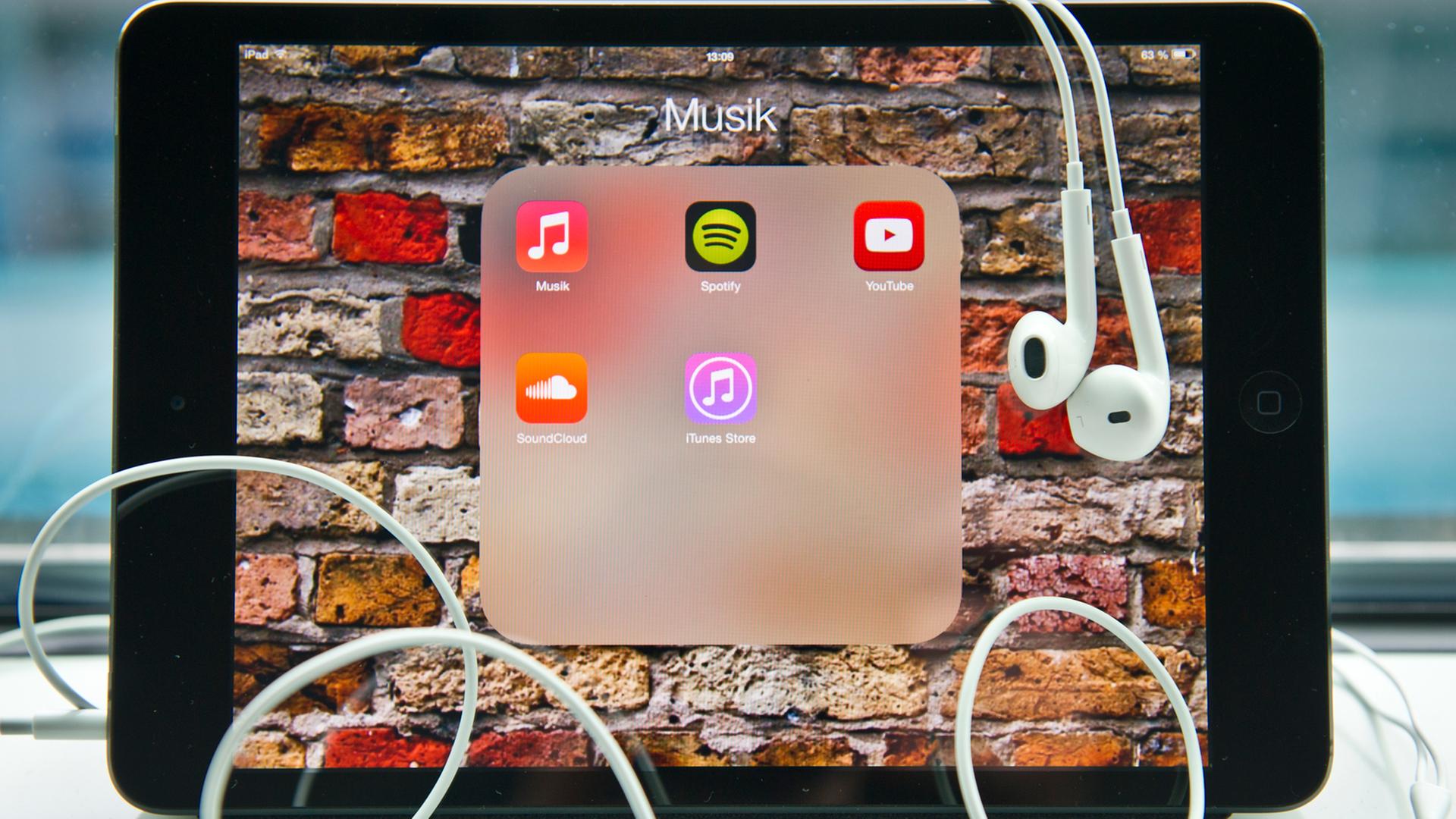 Verschiedene Musik-Apps sind auf einem iPad zu sehen.