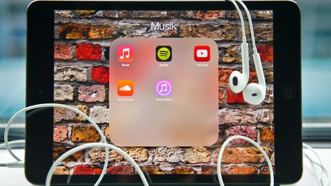 Verschiedene Musik-Apps sind auf einem iPad zu sehen