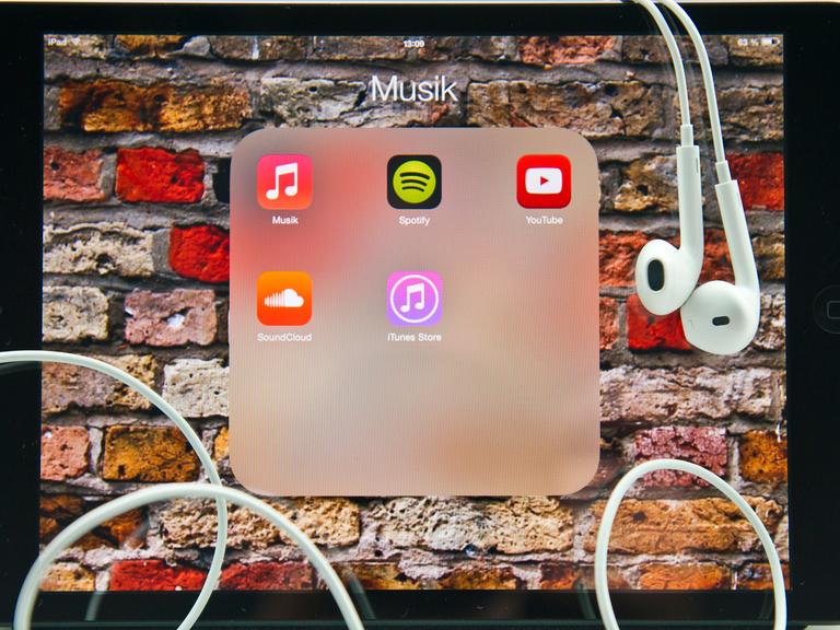 Verschiedene Musik-Apps sind auf einem iPad zu sehen.