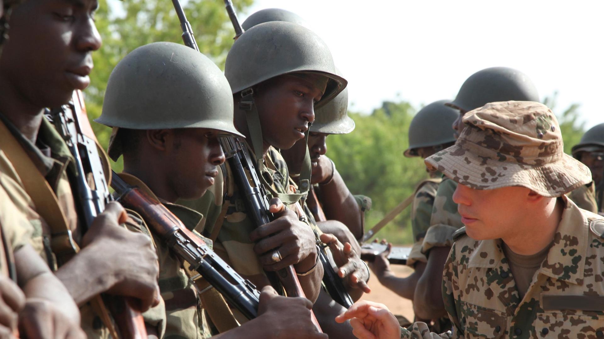Deutsche Soldaten der EUTM Mali am 07.05.2013 bei der Ausbildung der malischen Pioniere in Koulikoro (Mali).