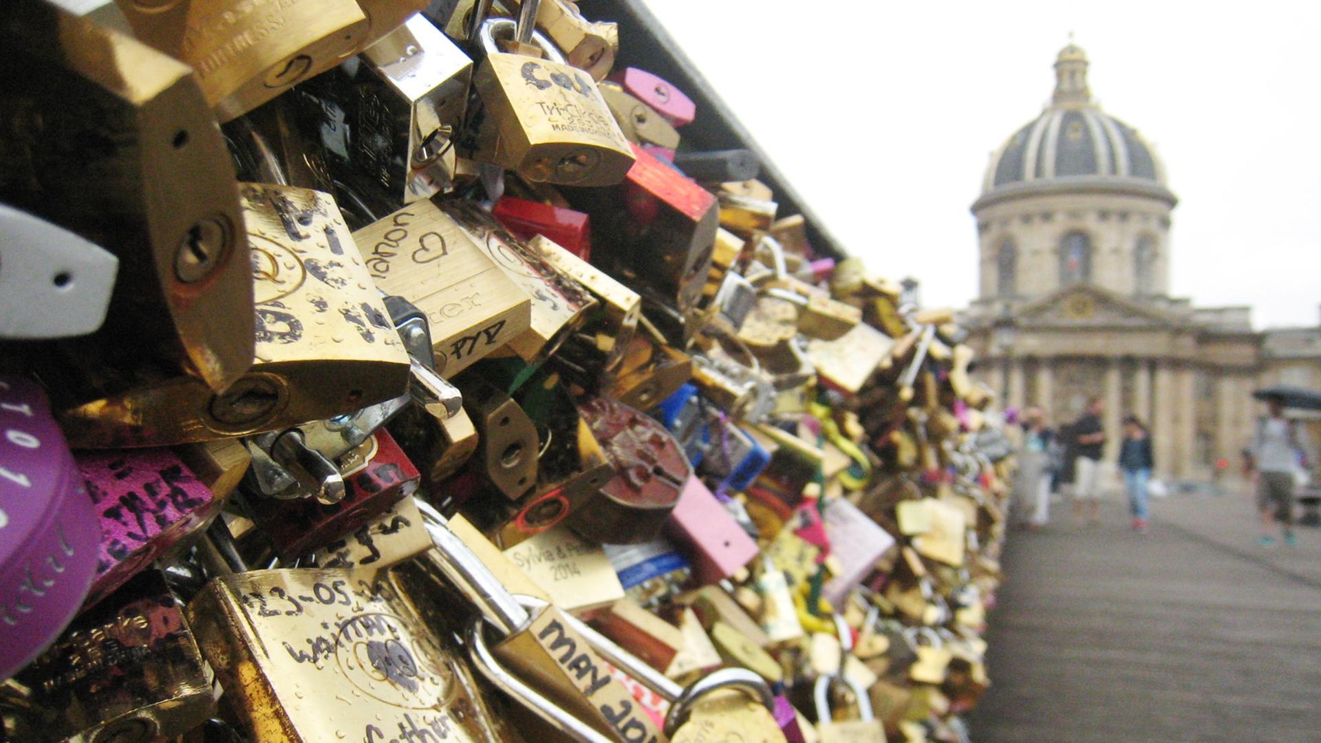 Viele Vorhänge-Schlösser hängen an der Brücke "Pont des Arts" in Paris. 