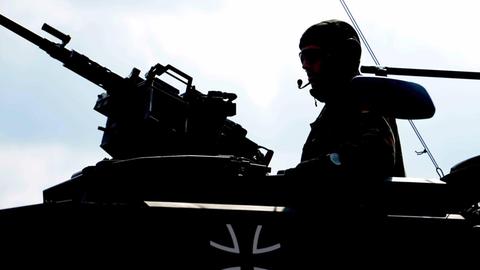 Ein Bundeswehrsoldat sitzt am 10.10.2014 in Bergen (Niedersachsen) während der Informationslehrübung "Landoperationen" am MG eines Panzers vom Typ "Marder".