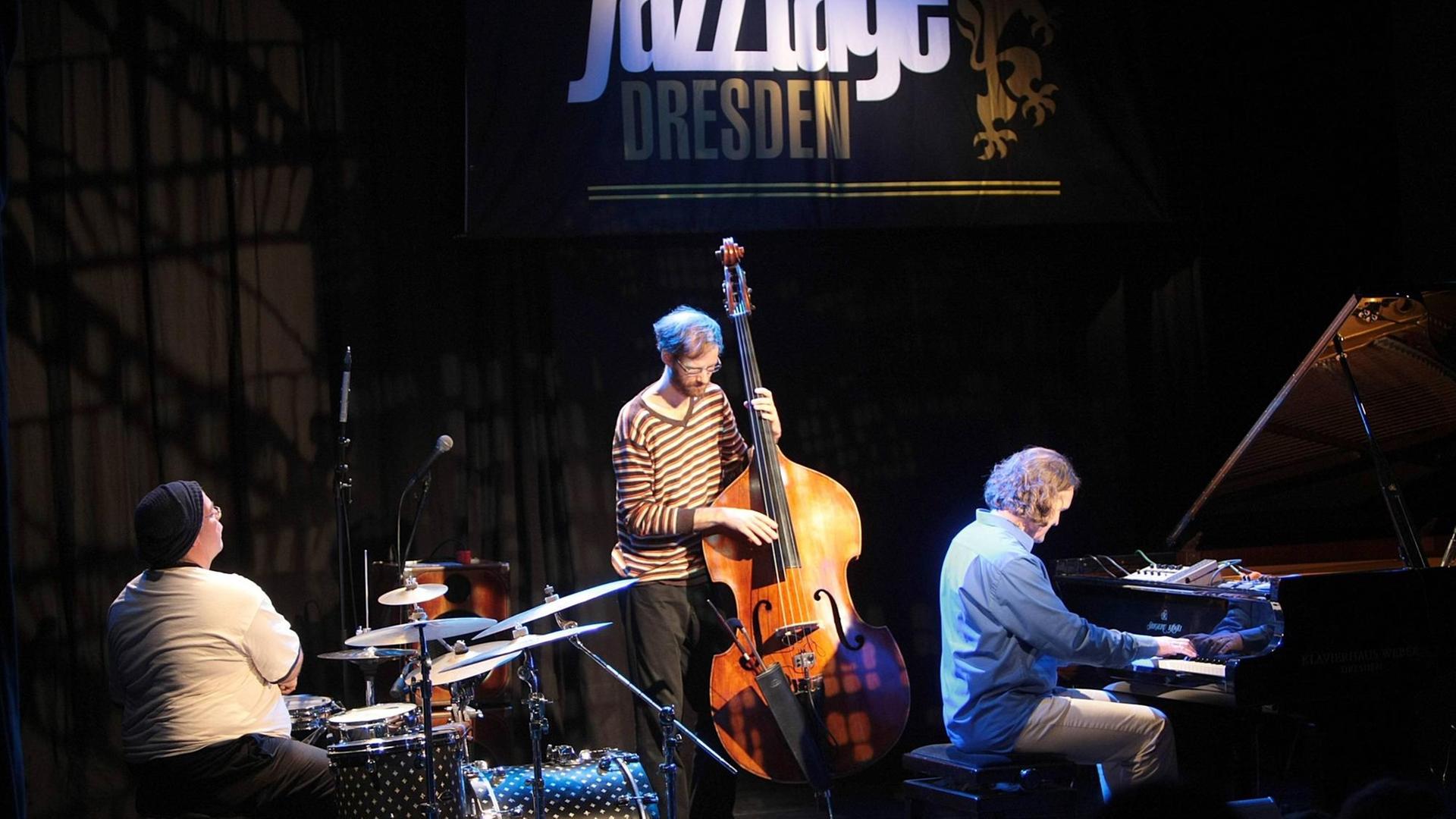 Ein Auftritt desTrio Elf im Rahmen der Jazztage Dresden 2010 in der Besetzung mit Gerwin Eisenhauer (Schlagzeug), Sven Faller (Kontrabass) und Walter Lang (Klavier).
