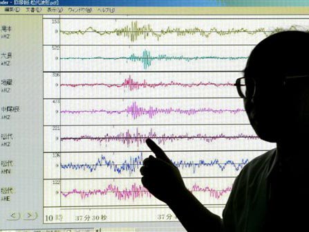 Ein Mitarbeiter der japanische Meteorologie-Agentur weist auf erhöhte seismische Werte nach dem mutmaßlichen Atomtest Nordkoreas hin.