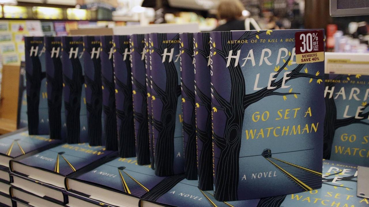 Exemplare von "Go Set a Watchman", der englische Originaltitel, frd Haper Lee Buches Werk "Gehe hin, stelle einen Wächter". Harper Lee erhielt 1960 den Pulitzer Preis für "Wer die Nachtigall stört". Das neue Buch gilt als Exposé zu ihrem Erstling und einzigen Werk, der "NachtigalL":