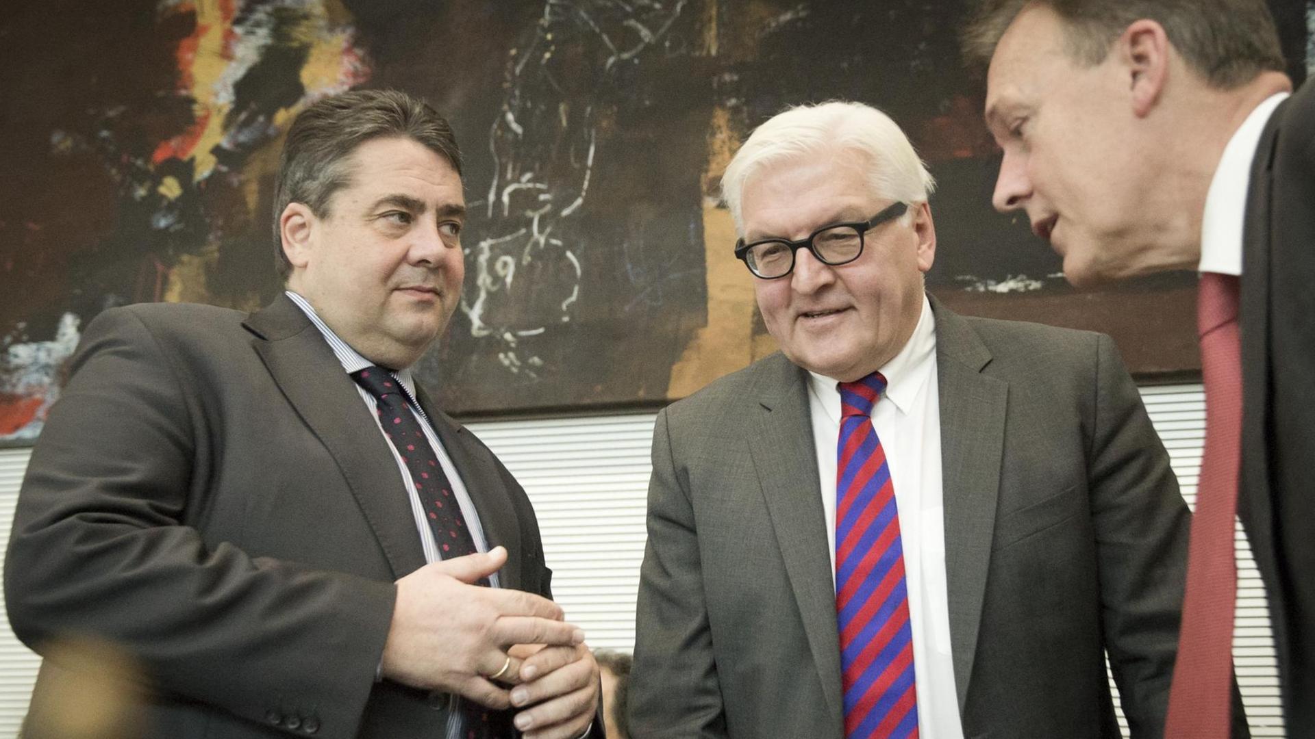 Sigmar Gabriel (v.l.), Frank-Walter Steinmeier und Thomas Oppermann 2013 bei einer Fraktionssitzung.