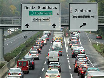 Stadteinwärts staut sich in Köln der Verkehr, nachdem viele Pendler wegen des Bahnstreiks auf das Auto umgestiegen sind.