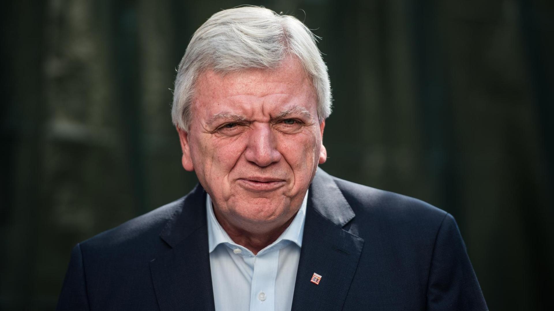 Volker Bouffier vor einer grünen Wand