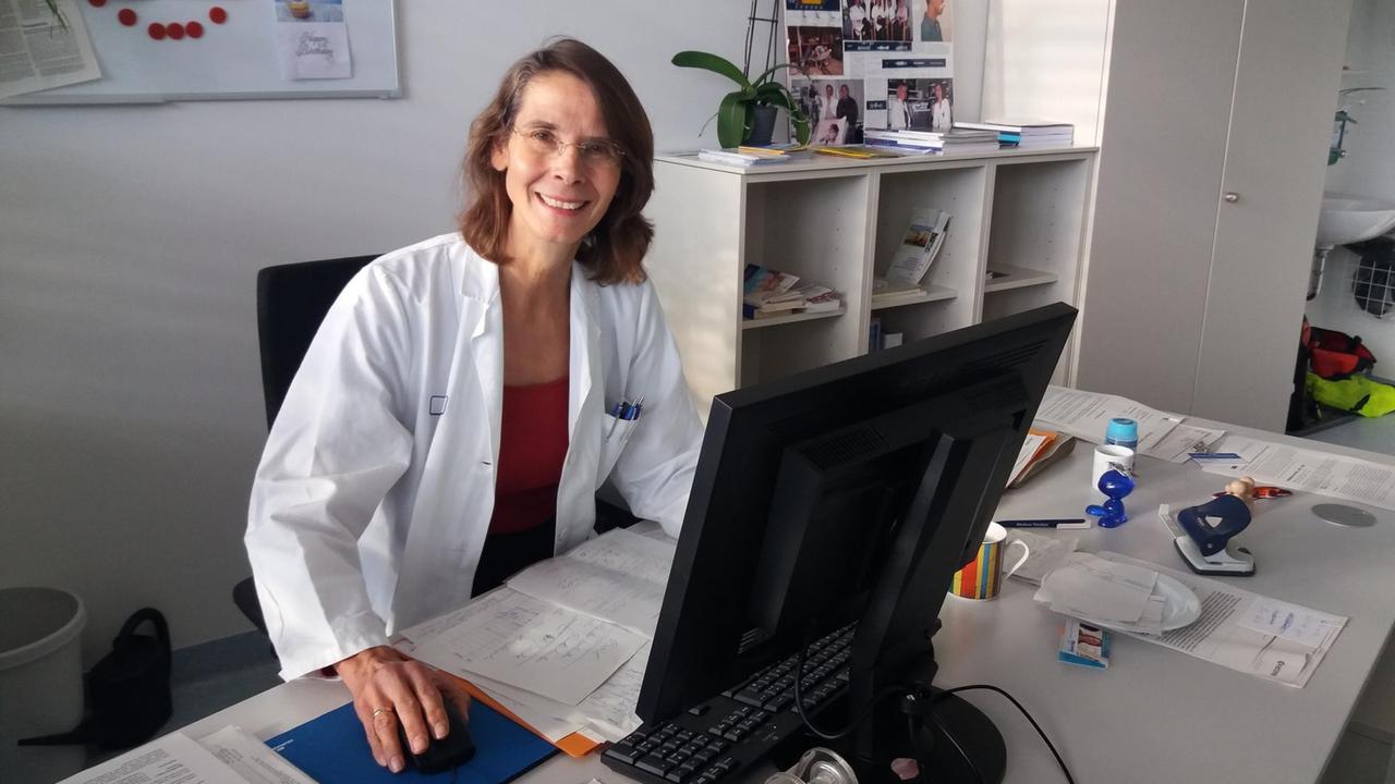 Susanne Simen sitzt am Schreibtisch in ihrem Arztzimmer, sie leitet die Mutter-Kind-Tagesklinik und -Ambulanz am Nürnberger Klinikum Süd.