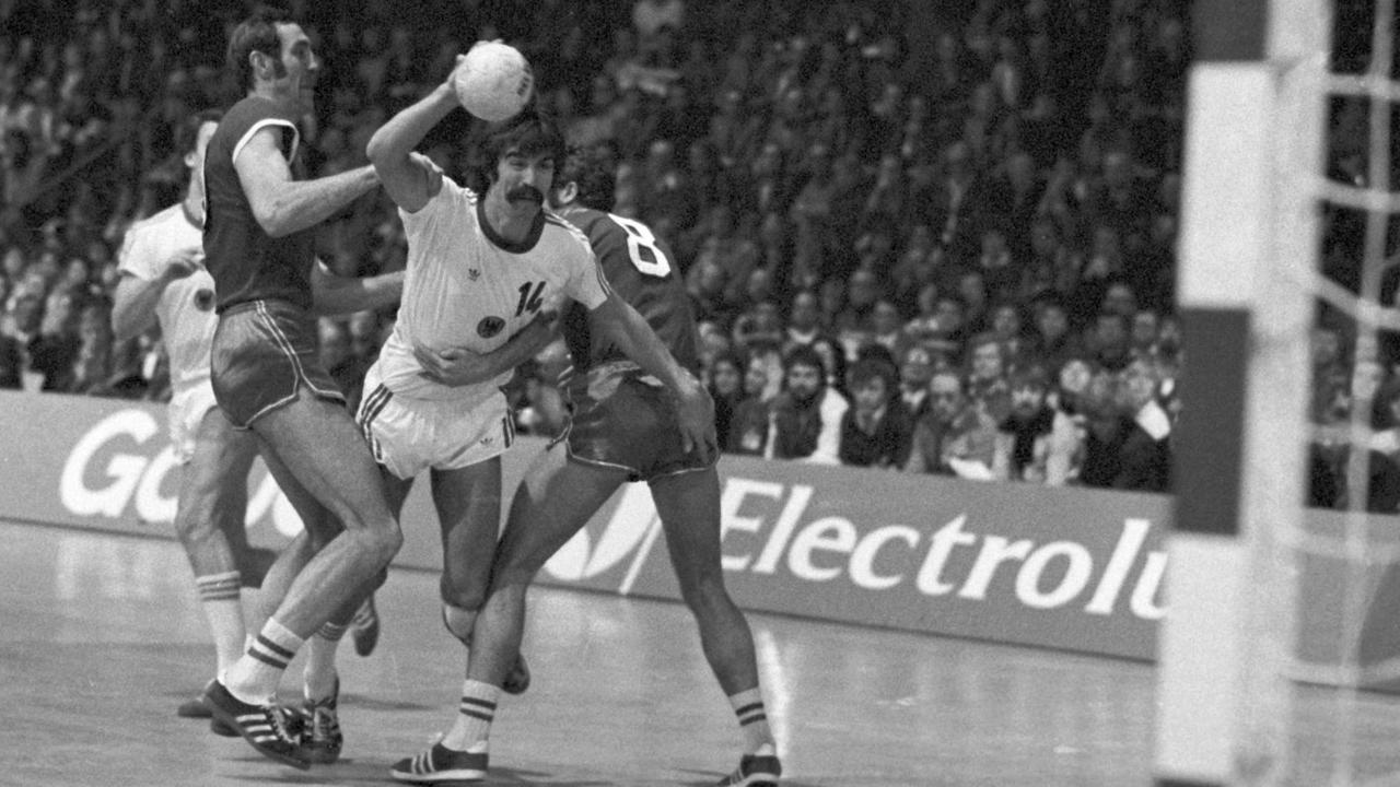Am 5. Februar 1978 stehen sich in Kopenhagen im Endspiel der Handball-Weltmeisterschaft die BRD und die Sowjetunion gegenüber. Deutschland gewann das Spiel mit 20:19. Der Deutsche Heiner Brand (M) versucht sich gegen zwei gegnerische Verteidiger durchzusetzen.