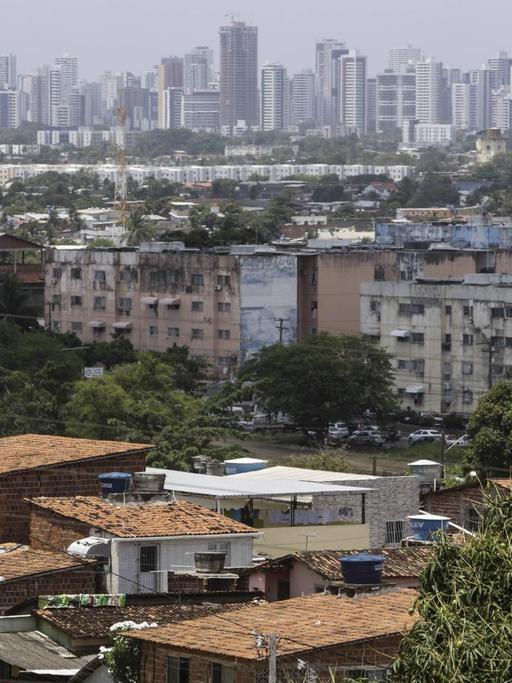 In vielen Städten Brasiliens ist der Unterschied zwischen Arm und Reich deutlich spürbar. Zu sehen ist ein Favela in der Stadt Olinda im Bundesstaat Pernambuco.