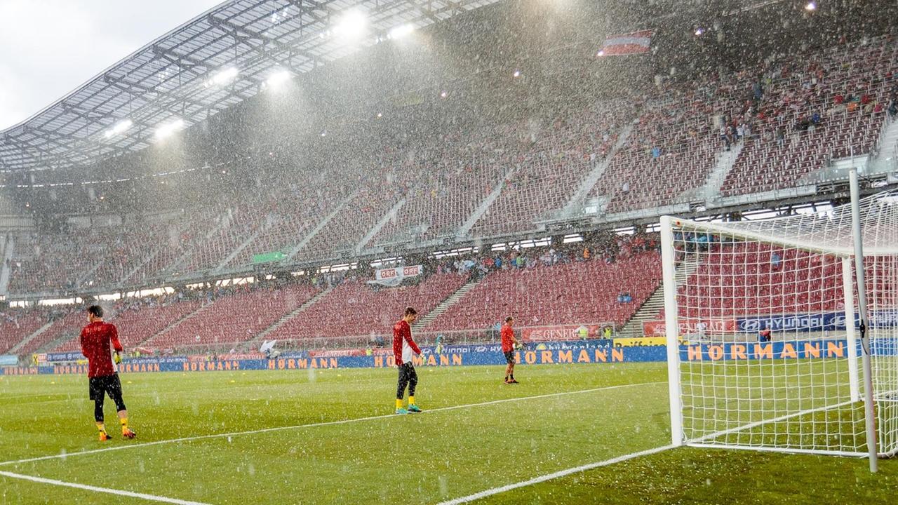 Ein Hagel-Schauer im Stadion vor dem Länder-Spiel gegen Österreich