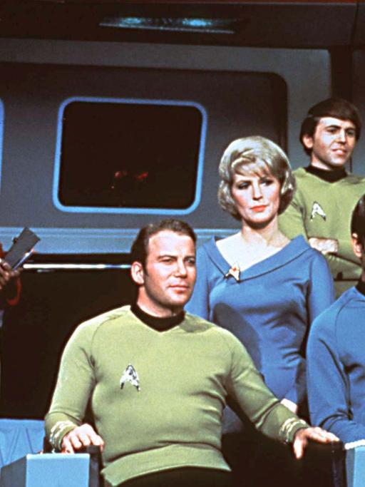 Die Crew des Raumschiffes USS Enterprise auf der Brücke in einer Szene der Serie "Star Trek": (l-r) George Takei als Lieutenant Hikaru Sulu, Leonard Nimoy als Lieutenant Commander Spock vom Planeten Vulkan, Nichelle Nichols als Kommunikationsoffizier Li