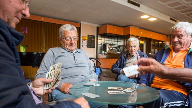 Die alten Männer im Hotel spielen Karten.