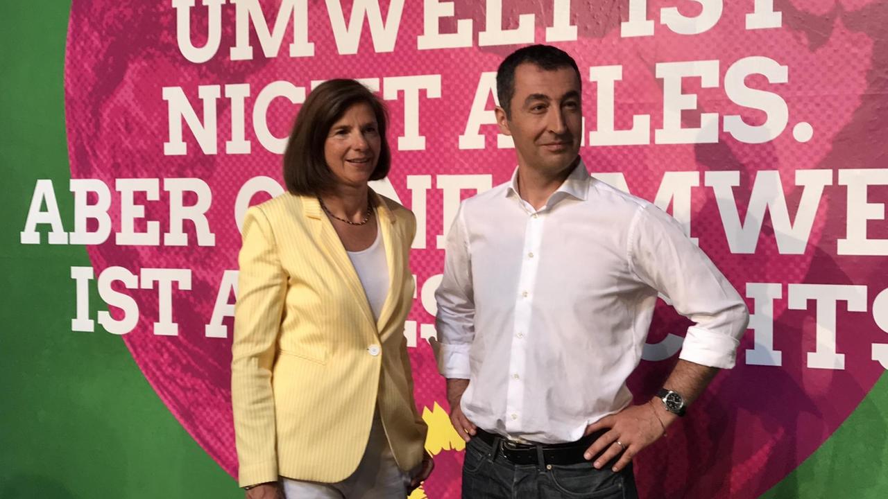 Das Foto zeigt Cem Özdemir und Katrin Göring-Eckhardt vor dem neuen Wahlplakat der Grünen Ende Juli