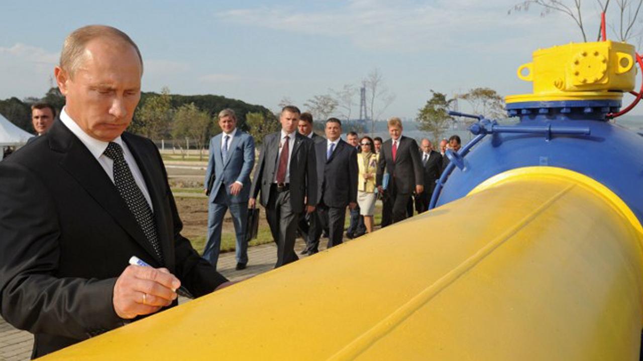 Russlands Präsident Putin im Jahr 2011 bei der Inbetriebnahme einer Pipeline in Wladiwostock.