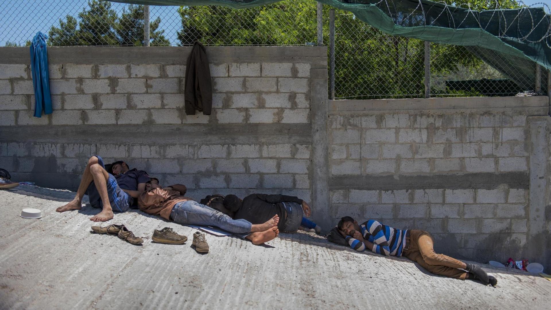 Flüchtlinge aus Afghanistan liegen auf der griechischen Insel Lesbos auf einer Straße .