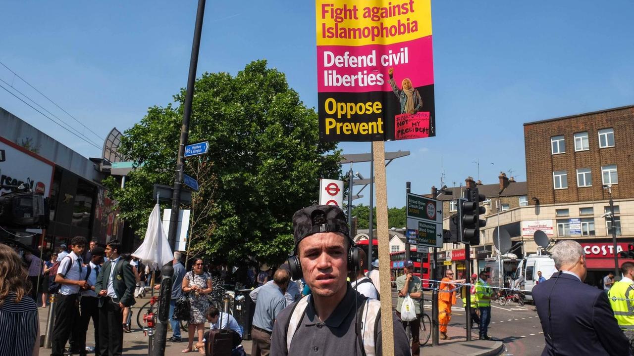 Proteste nach Terrorattacke auf Muslime im Londoner Stadtteil Finsbury Park.