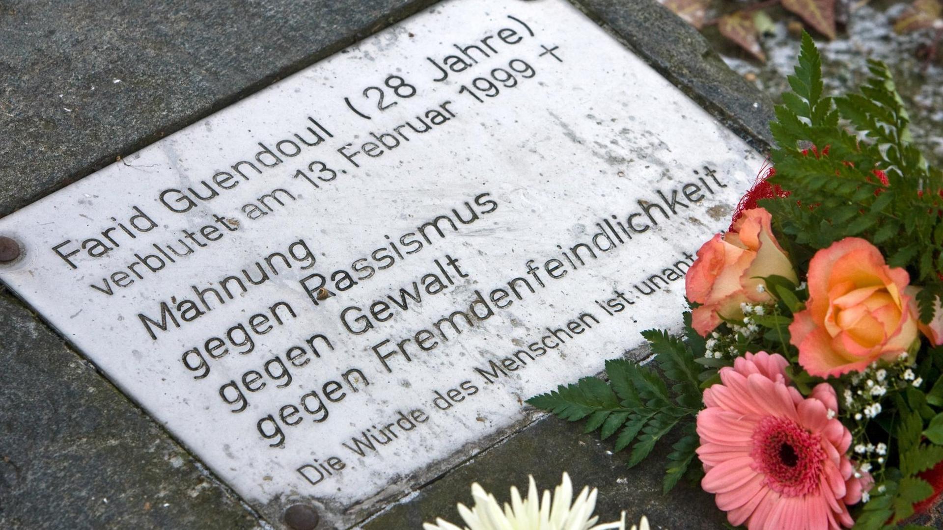 Auf dem Gedenkstein für den toten algerischen Asylbewerber Farid Guendoul in der brandenburgischen Stadt Guben (Spree-Neiße) liegen am Freitag (13.02.2009) Blumen.