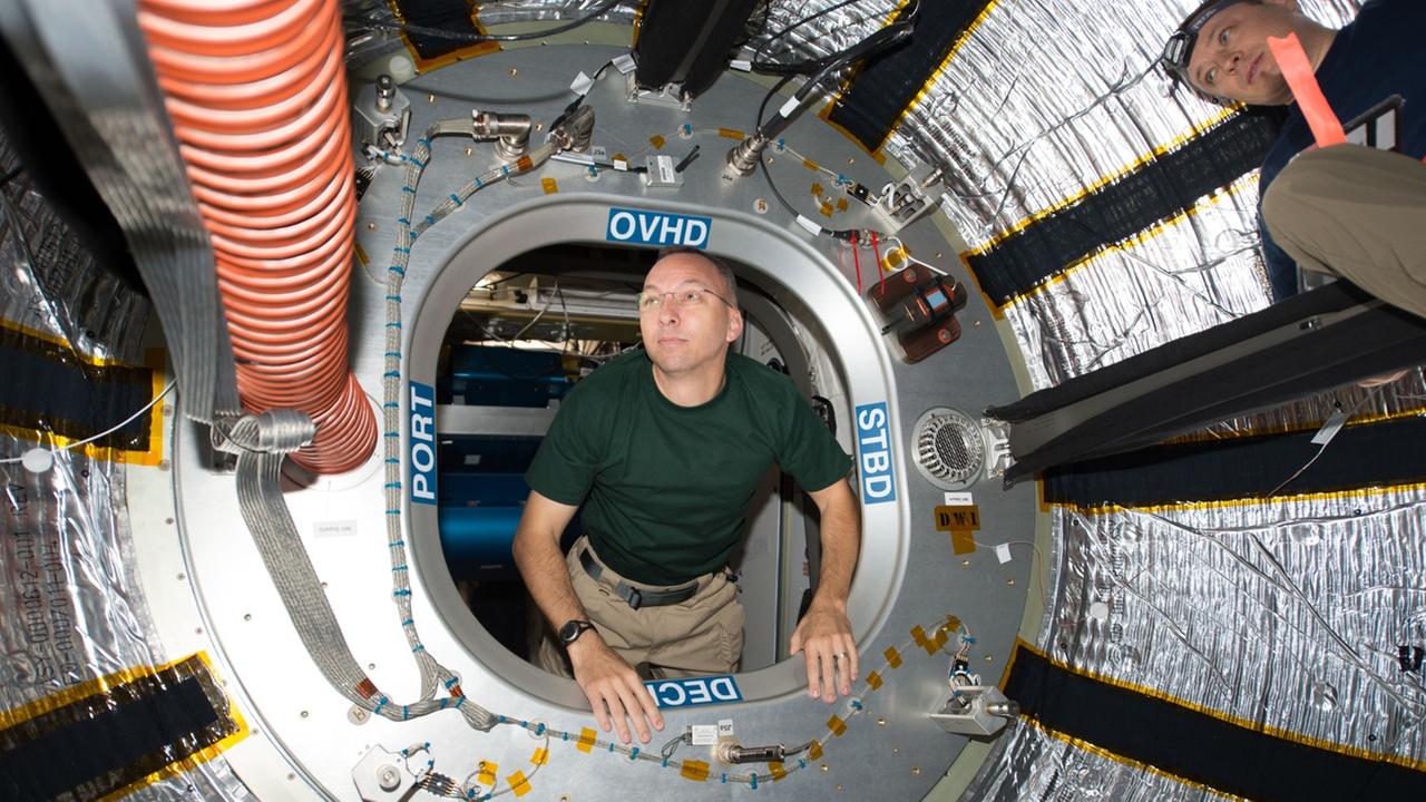 NASA-Astronaut Randy Bresnik inspiziert im Juli 2017 das gerade installierte BEAM-Modul auf der ISS 