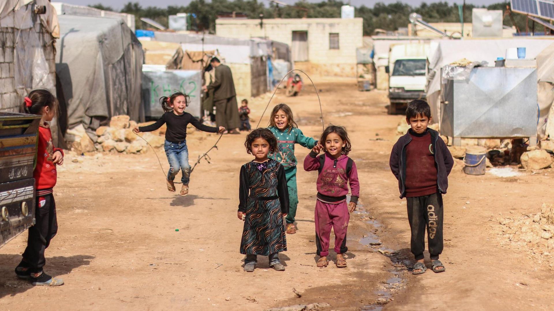 Das Foto zeigt Kinder im Nord-Westen von Syrien.