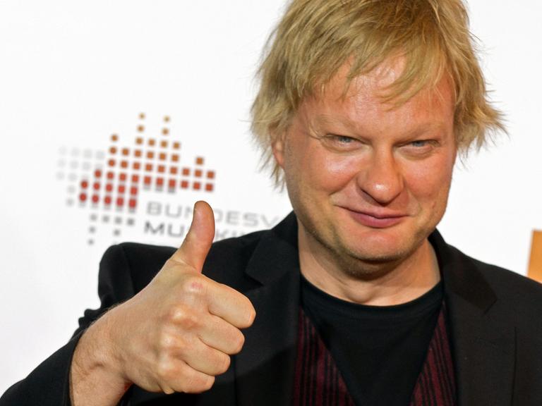 Der finnische Musiker Iiro Rantala reckt 2012 in Dresden vor der Verleihung des "Echo Jazz" Preises den Daumen hoch in Richtung Kameras.