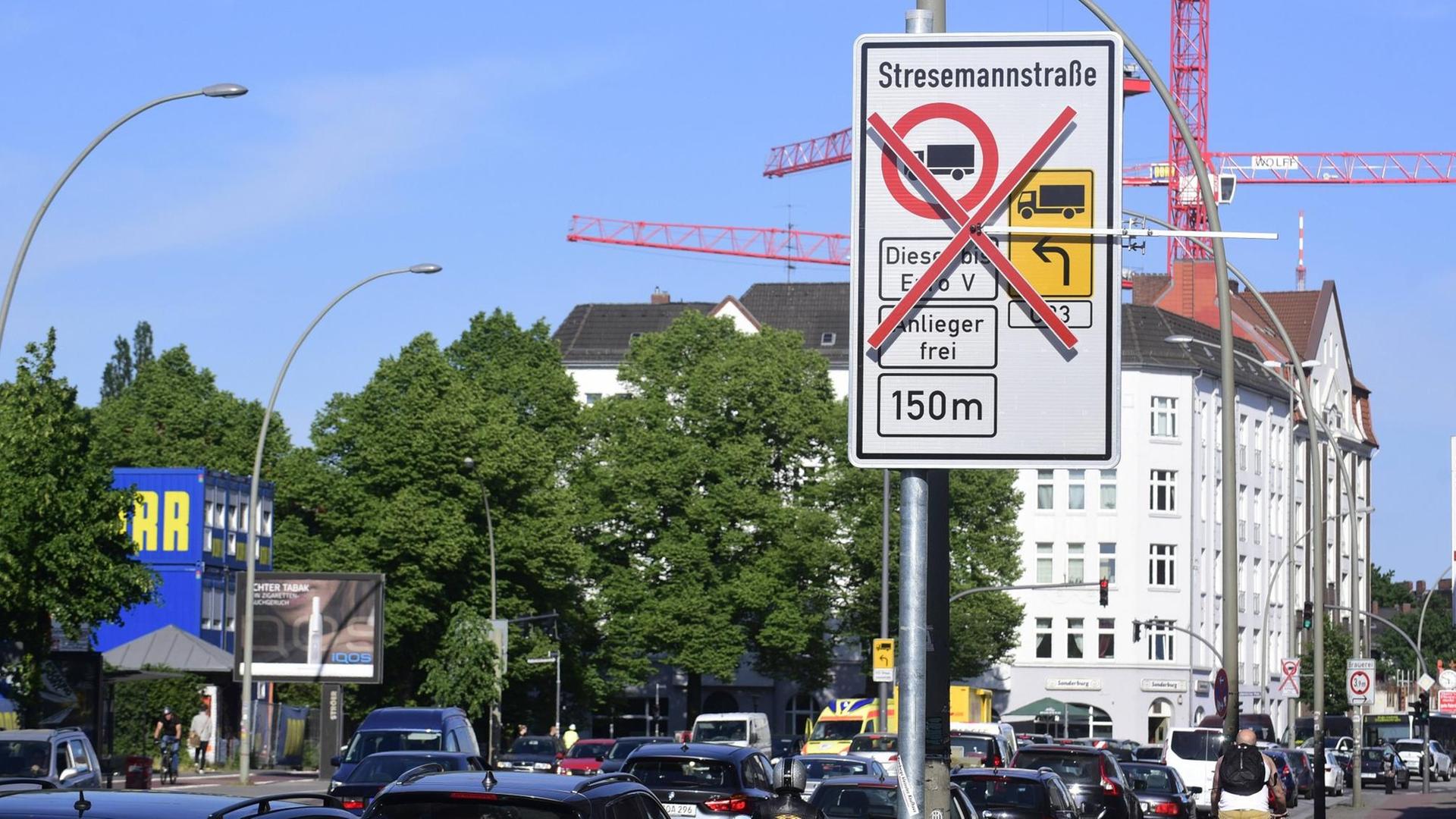 Fahrverbotsschilder fuer Fahrzeuge mit Diesel-Motor in Hamburg