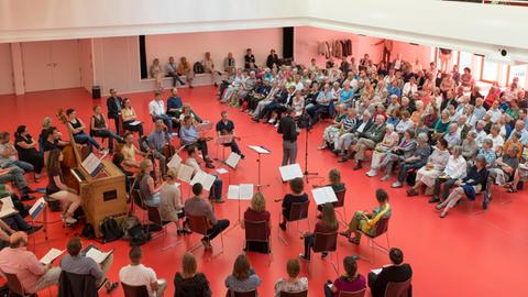 Hans-Christoph Rademann stellt in einem Konzert die neue Gaechinger Cantorey vor 