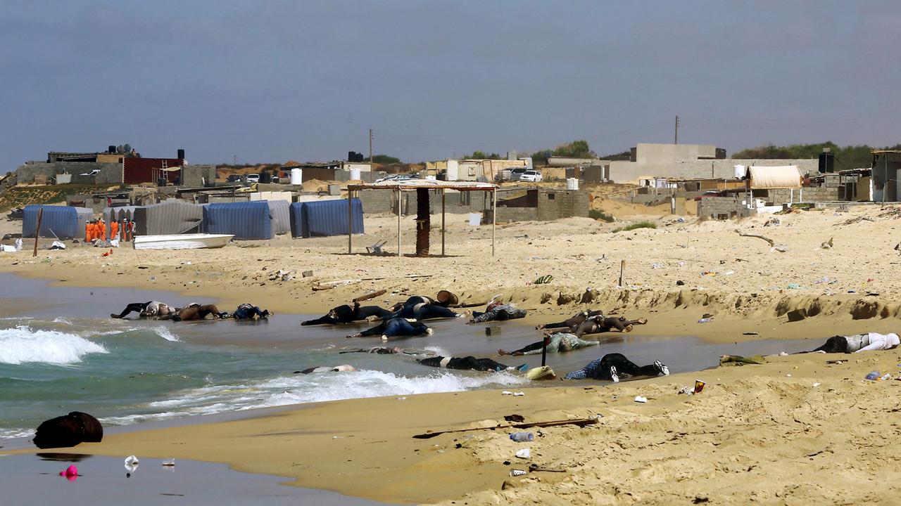 An der libyschen Küste in der Nähe von Tripolis wurden tote Flüchtlinge angeschwemmt.