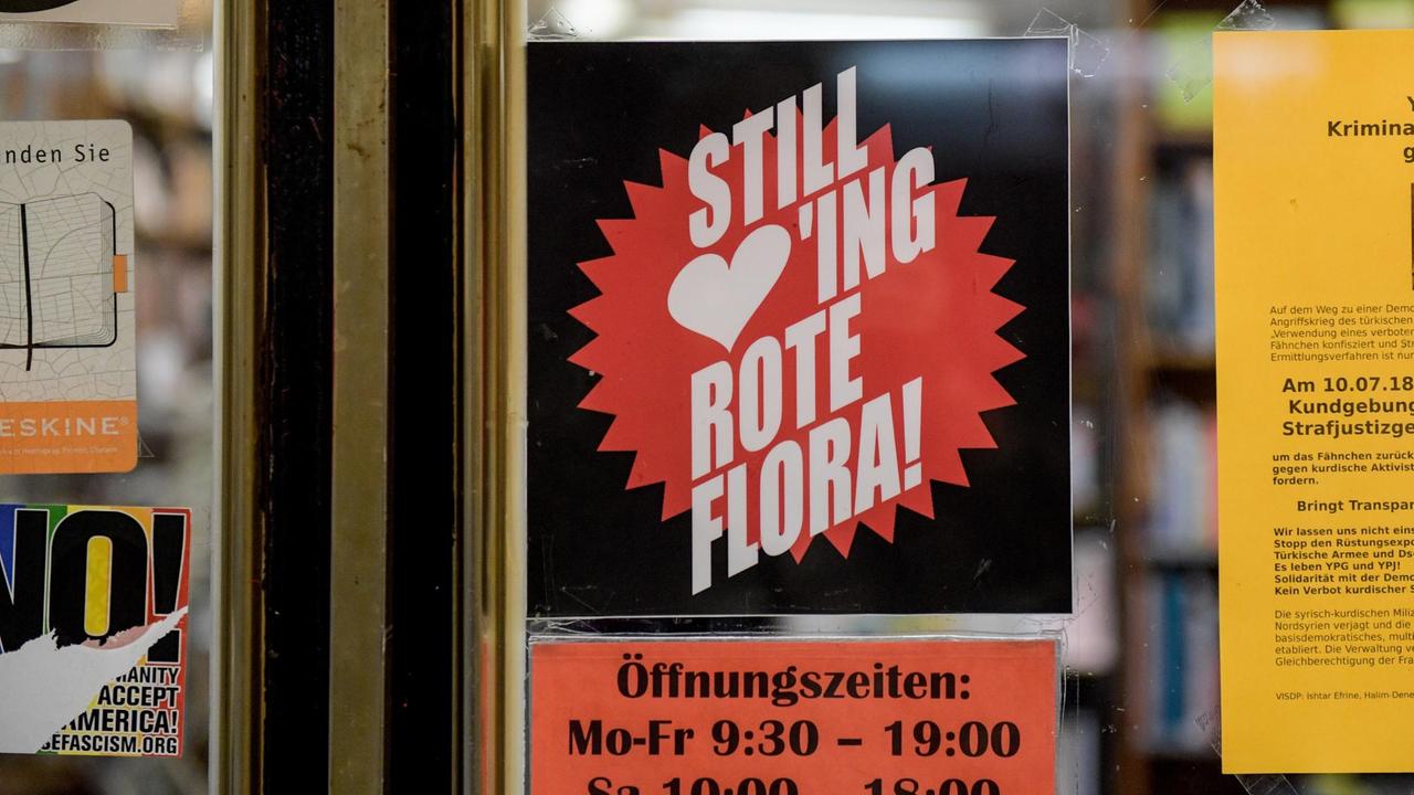 Hamburg: Ein Plakat mit der Aufschrift: "Still loving Rote Flora!" hängt in einem Ladenlokal im Hamburger Schanzenviertel.