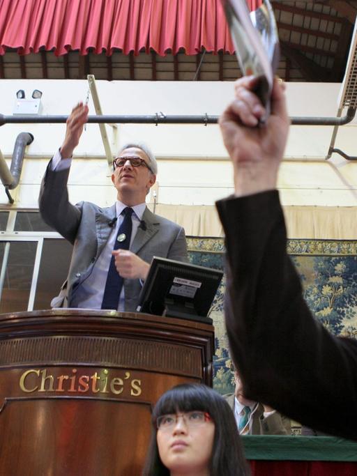 Gebote werden entgegen genommen während einer Auktion des Kunstauktionshaus Christie's in Frankreich.