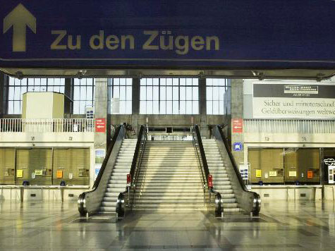 Die leere Tickethalle des Wiener Westbahnhofs während des großen Streiks gegen die Rentenkürzungen 2003.