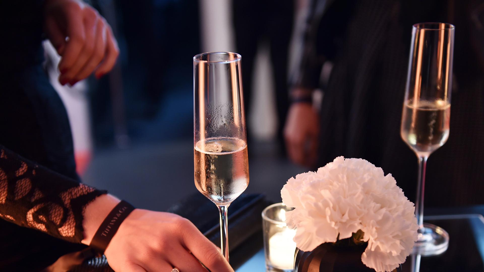 Zwei Champagnergläser stehen auf einem Tisch.