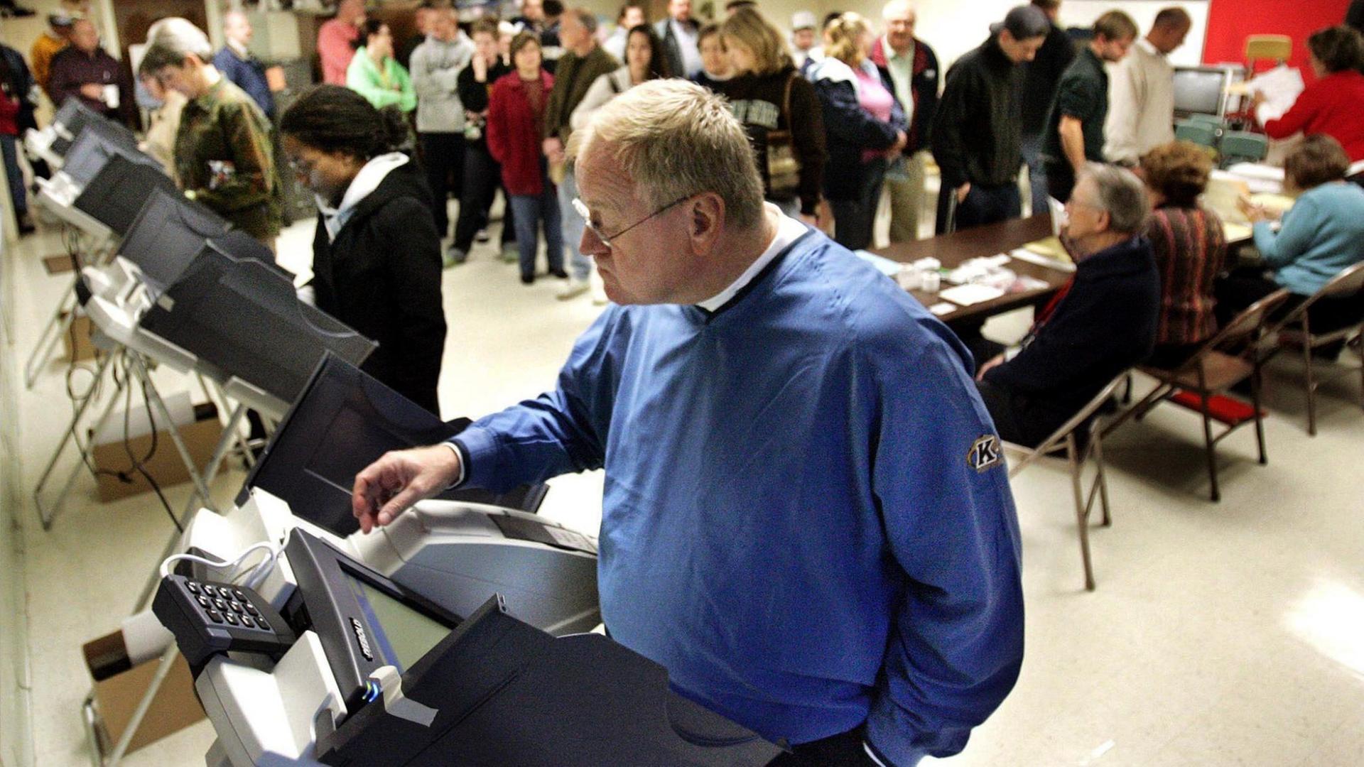 Ein Wähler im Bundesstaat Ohio bei seiner Stimmabgabe am Computer.