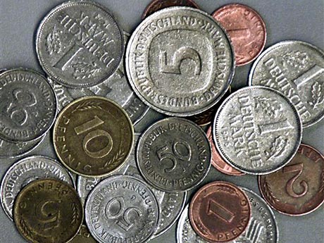 Das Archivfoto zeigt D-Mark-Münzen im Wert zwischen einem Pfennig und fünf DM.