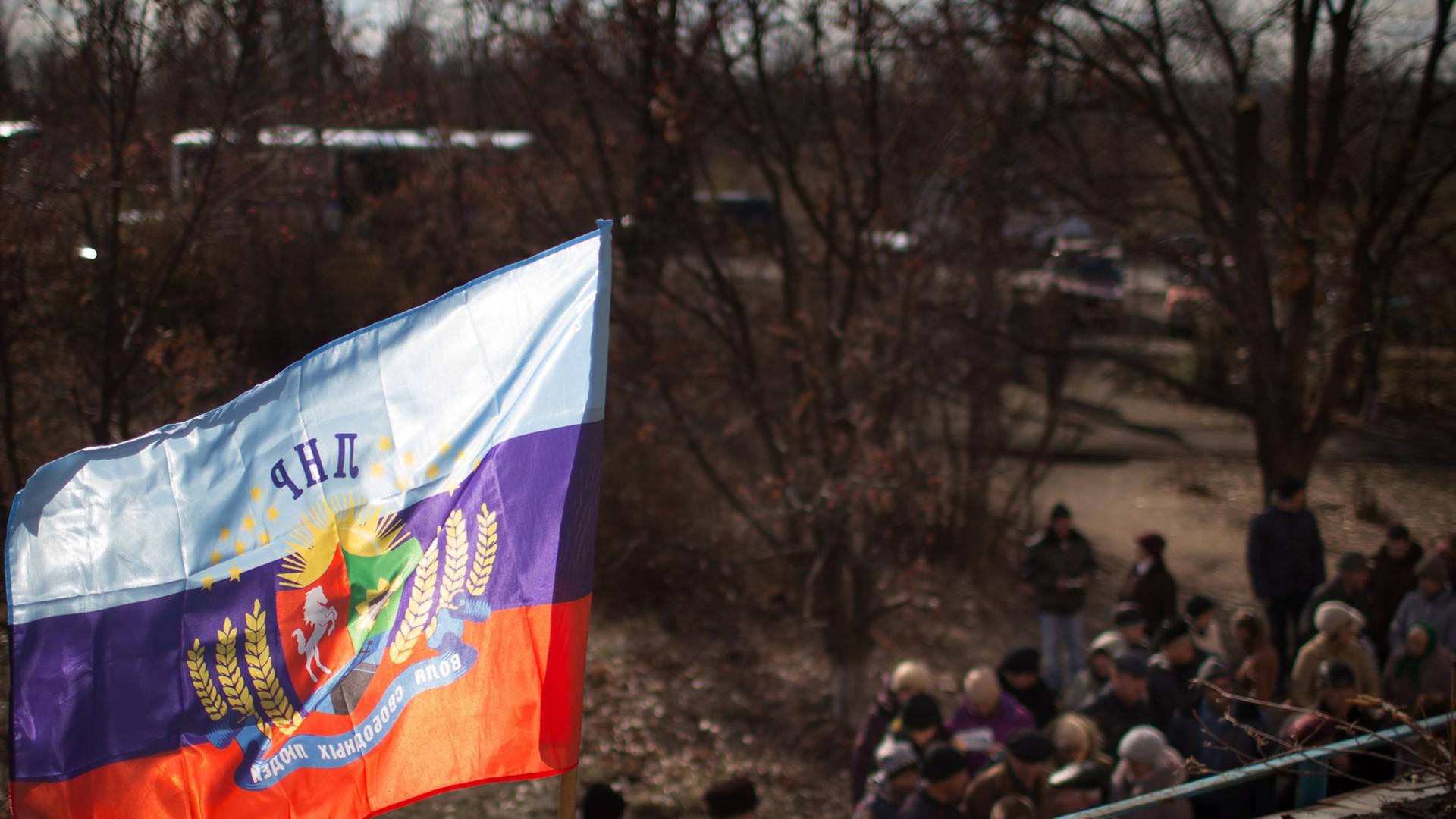 Bewohner von Nowoswetlowka bei Lugansk vor der Stimmabgabe.
