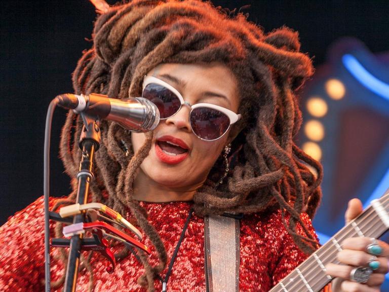 Valerie June singt während der Verantsaltung Luck Reunion in Spicewood, Texas, U.S.