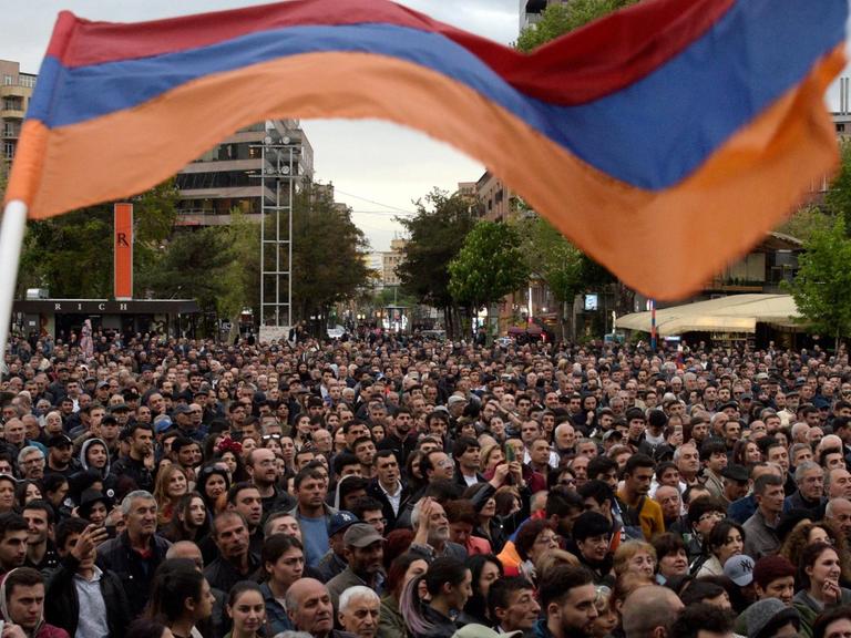 In der armenischen Hauptstadt Eriwan protestieren tausende Menschen gegen Präsident Sargsjan 