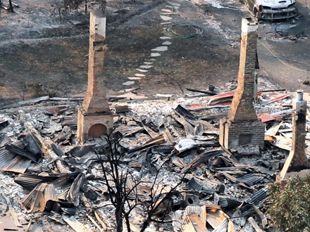 Ein von Buschfeuern zerstörtes Haus in Tasmanien (Australien)