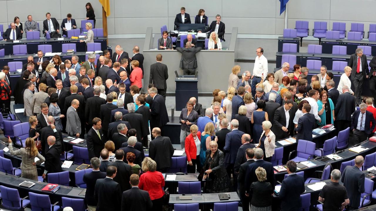 Abgeordnete bei der Sondersitzung des Bundestages zu Griechenland-Hilfspaketen am 17. Juli 2015. 