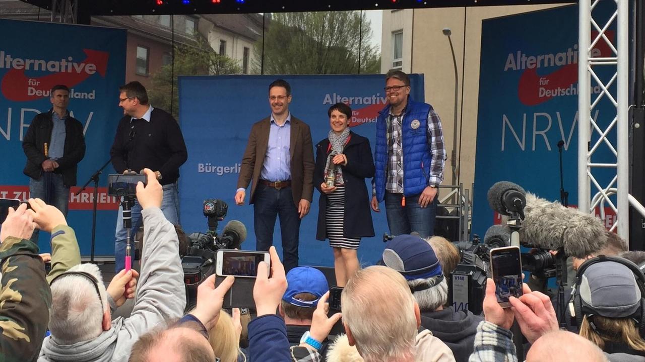 Wahlkampfauftakt der NRW-AfD: Die Parteispitze von links nach rechts - Marcus Pretzell, Frauke Petry und Guido Reil.