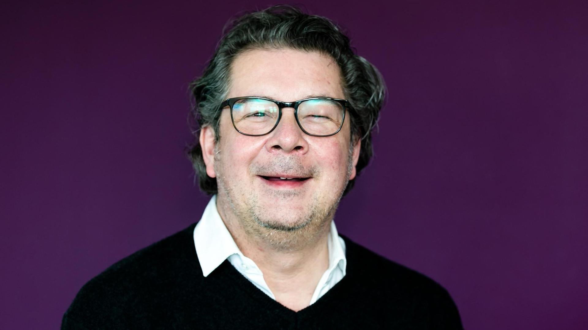 Der Generalintendant des Theaters Kiel, Daniel Karasek, schaut in die Kamera, aufgenommen am 8. März 2019