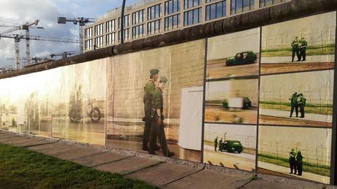 Die Bilder zeigen, wie es hier zu DDR Zeiten tatsächlich einmal ausgesehen hat. Zu sehen sind alte Videostills von Grenzbeamten.