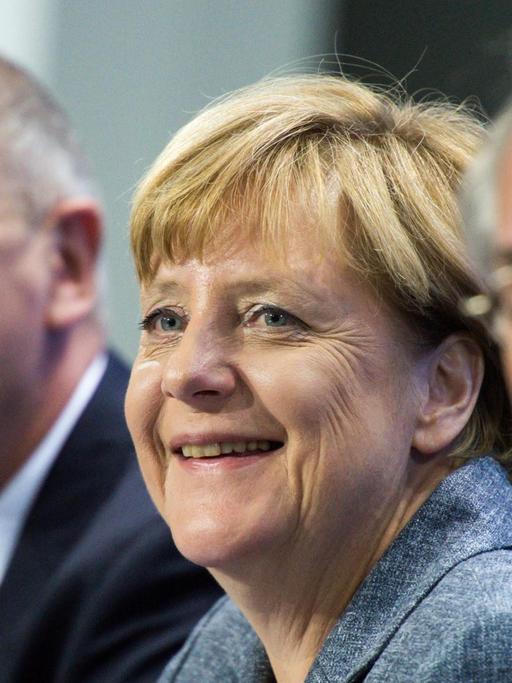 Bundeskanzlerin Angela Merkel (M, CDU), Dietmar Woidke (l, SPD), Ministerpräsident von Brandenburg und Reiner Haseloff (r, CDU), Ministerpräsident von Sachsen-Anhalt, äußern sich bei einer Pressekonferenz am 15.09.2015 nach der Sondersitzung der Ministerpräsidenten der Länder mit Bundeskanzlerin Merkel im Bundeskanzleramt in Berlin zur Asyl- und Flüchtlingspolitik.