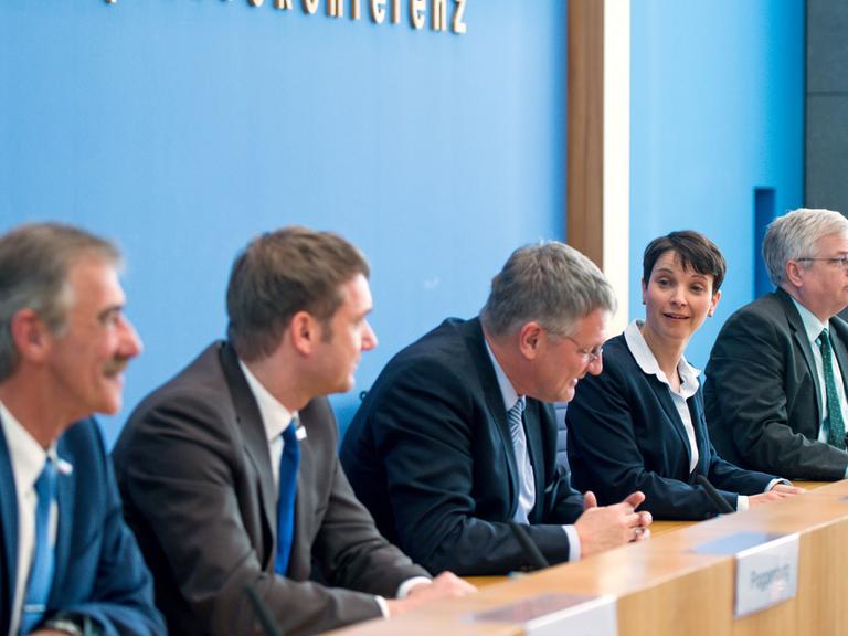AfD-Politiker im Haus der Bundespressekonferenz: Frauke Petry (r-l), Jörg Meuthen, André Poggenburg und Uwe Junge. Ganz rechts: Gregor Mayntz von der Bundespressekonferenz.