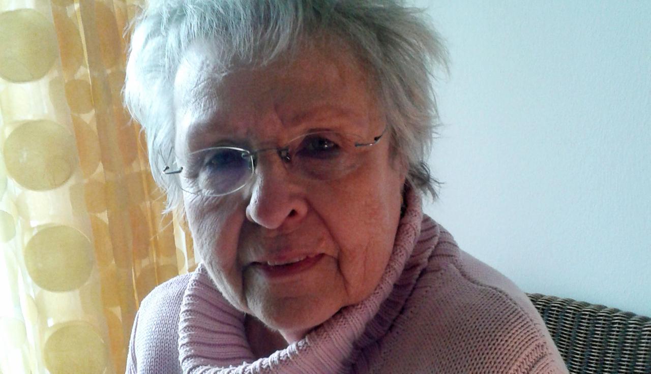 Renate Paulat ist 81 Jahre alt und betreut demenzkranke Patienten, um ihre Altersbezüge aufzubessern.